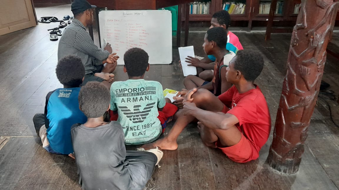 Kelas Belajar Sore untuk anak-anak Asmat.