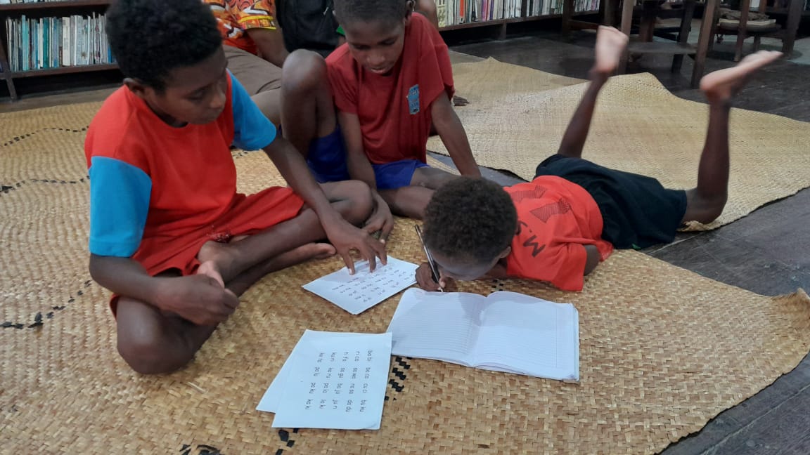 Kelas Belajar Sore untuk anak-anak Asmat.