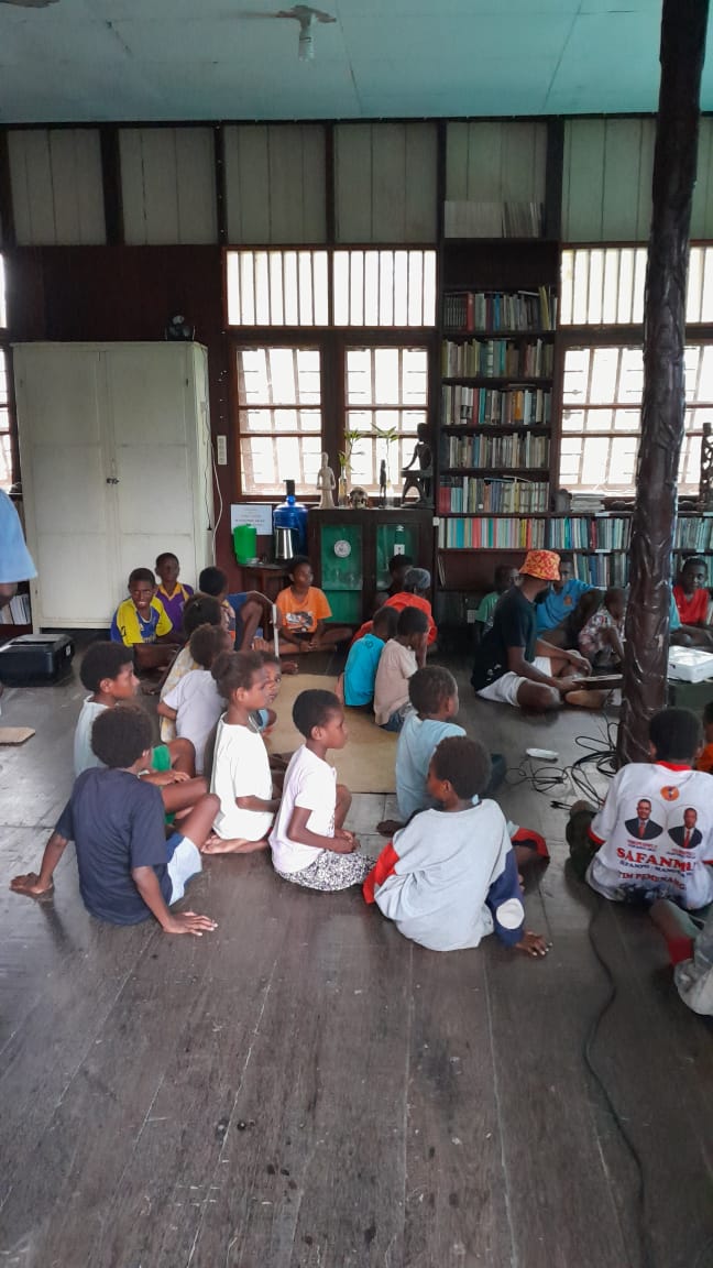 Kelas Belajar Sore untuk anak-anak Asmat.