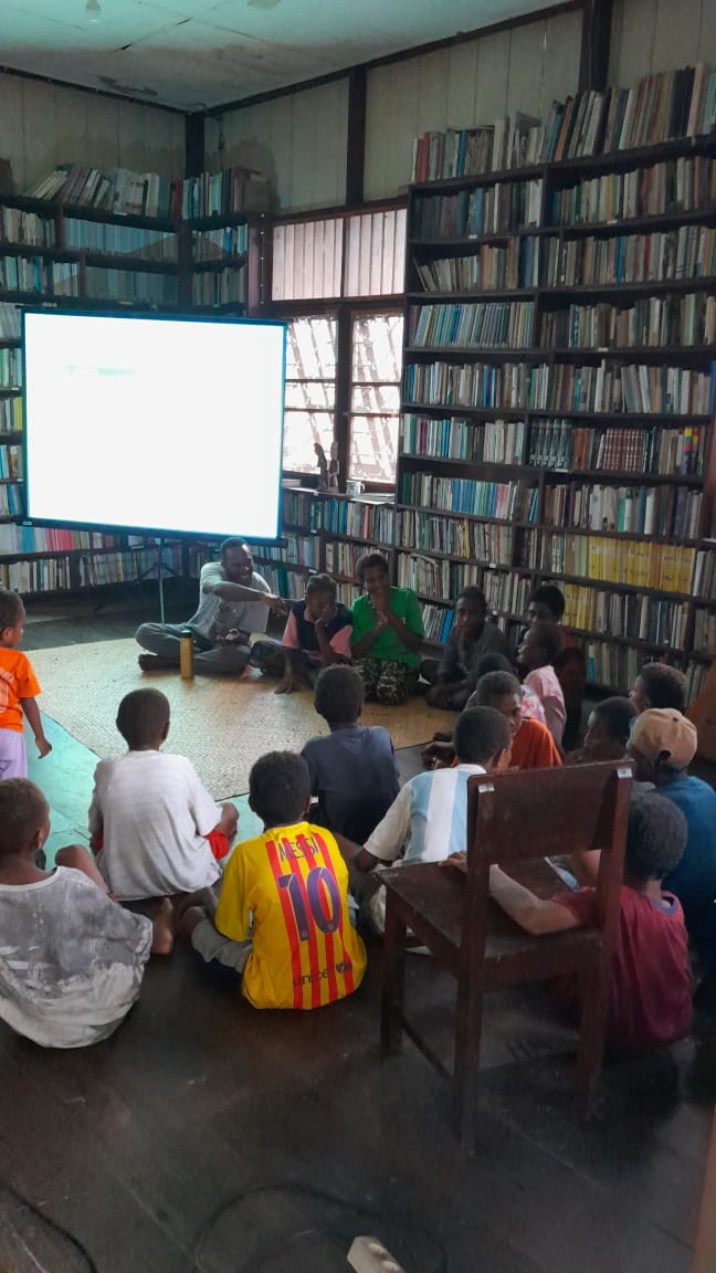 Kelas Belajar Sore untuk anak-anak Asmat.