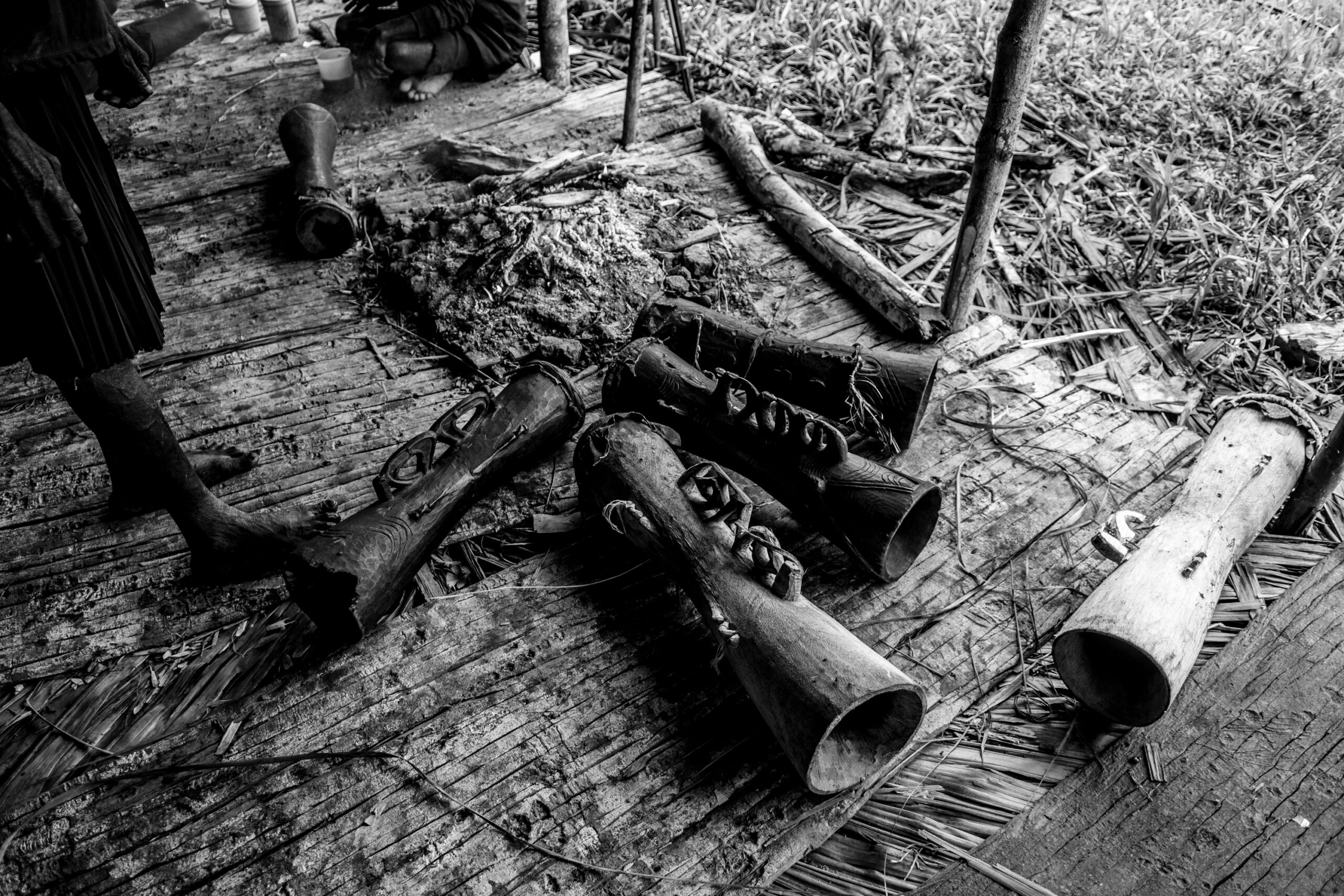 The ancestral tifa—heritage began to be heated in the fireplace.